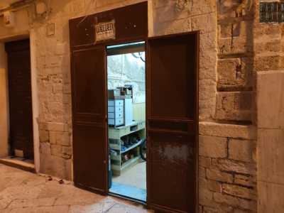 Per incontrare il signore ci muoviamo da piazza Mercantile per imboccare la stretta via Fracigena...